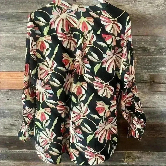 Valerie Steven’s Women’s Floral Shirt - Picture 3 of 7